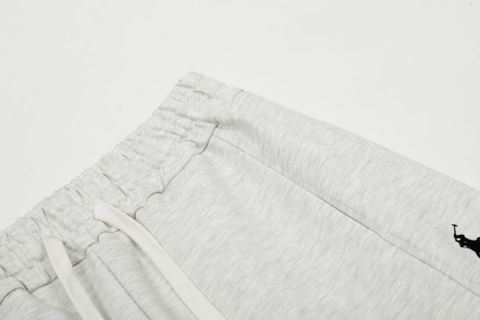 🅿️250 "Top quality" Style number: T7002# [Ralph Lauren solid color pony embroidered logo simple casual wide-leg trousers] ✅Ralph Lauren classic basic versatile unisex wide-leg spliced couple straight trousers ✅Brocade and cotton Roman cloth splicing technology ✅The version is restored to the original single The maximum size can be worn up to 170 pounds Loose, comfortable and stress-free ✅The upper body is simple and easy to match ootd must-have Good-looking clothes are never chosen by anyone. A must-have in couples’ wardrobes. Size: S-XL. Color: floral gray, black, yellow, and fruit green.